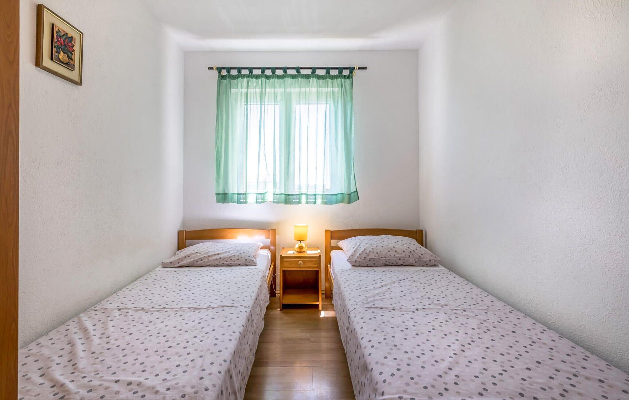 8 chambres, fer et planche à repasser, lit parapluie, Wi-Fi gratuit