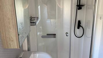 Shower, pengering rambut, dan handuk