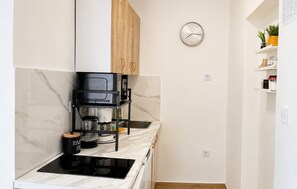 Wasserkocher mit Kaffee-/Teezubehör, Kühlschrank, Mikrowelle, Herdplatte