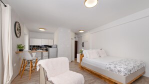 A compact room with a bed, a desk, and a chair. - Stunning apartment in Sibenik with house sea view (Sibenik)