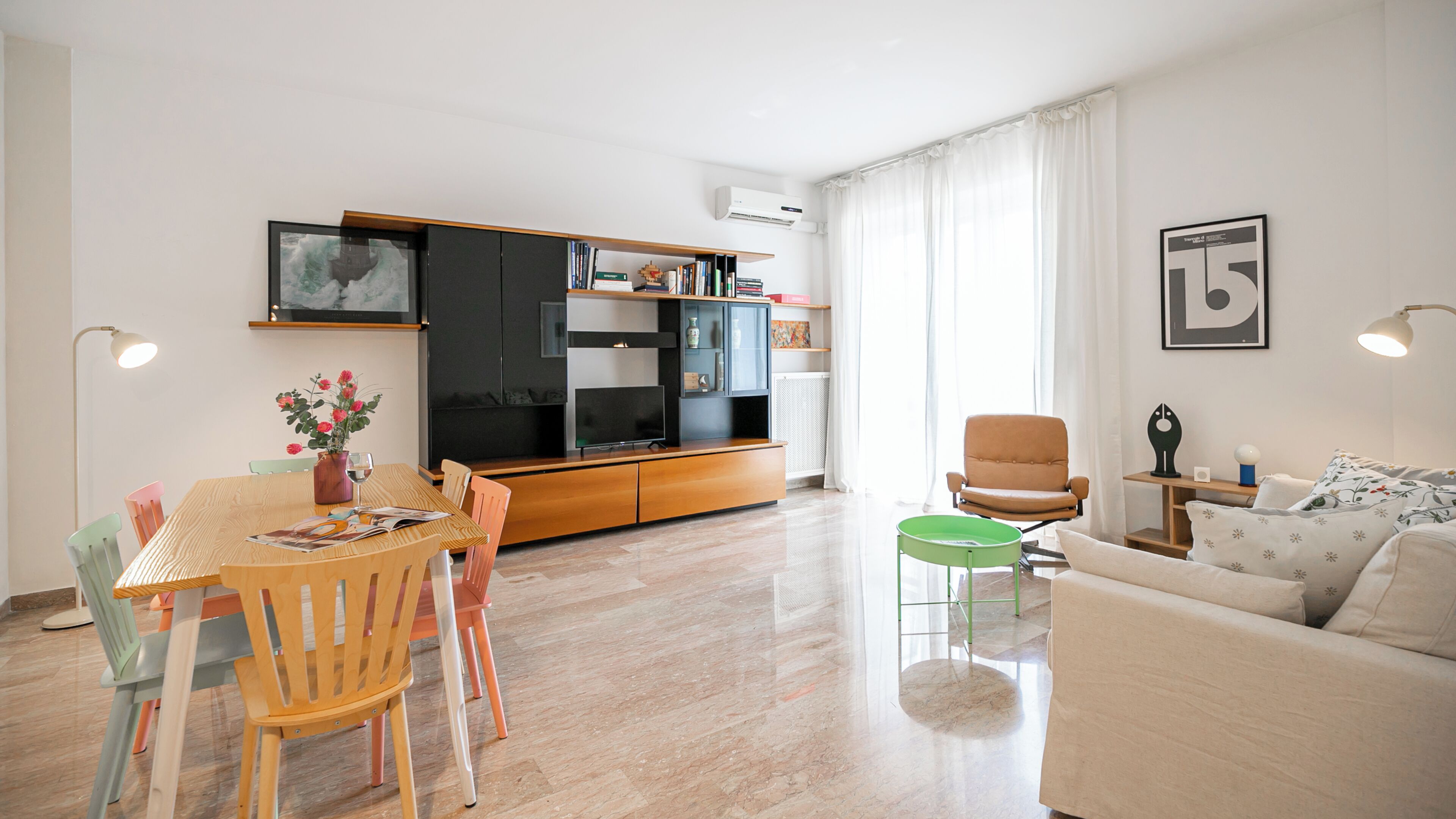 อพาร์ทเมนท์ (1 Bedroom) | บริเวณนั่งเล่น | ทีวี 32 นิ้ว พร้อมช่องเคเบิล