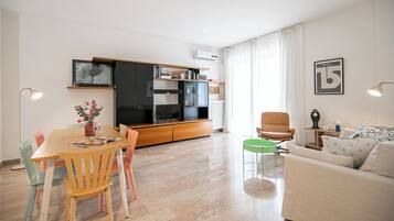อพาร์ทเมนท์ (1 Bedroom) | บริเวณนั่งเล่น | ทีวี 32 นิ้ว พร้อมช่องเคเบิล