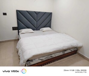 Habitación Deluxe, vista a la ciudad | Caja de seguridad en la habitación y escritorio 