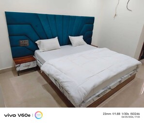 Habitación Deluxe, vista a la ciudad | Caja de seguridad en la habitación y escritorio 
