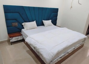 Deluxe Room, City View | Peti besi dalam bilik, meja, ruang kerja komputer riba, kalis bunyi 