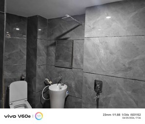 Habitación Deluxe, vista a la ciudad | Baño | Amenidades de baño gratuitas, pantuflas, toallas, jabón 