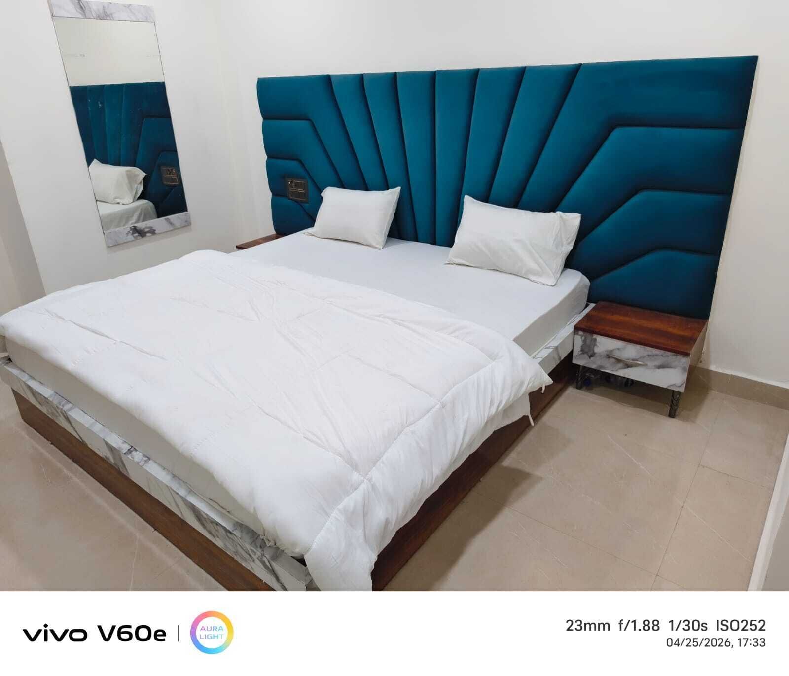 Habitación Deluxe, vista a la ciudad | Caja de seguridad en la habitación y escritorio 
