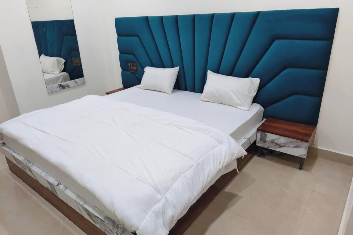 Deluxe Room, City View | Peti besi dalam bilik, meja, ruang kerja komputer riba, kalis bunyi 