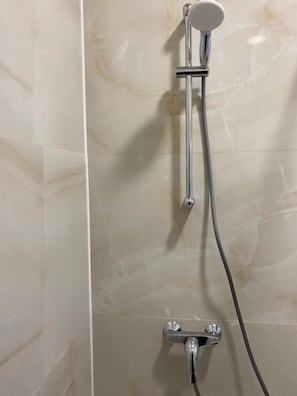 Shower, hair dryer, slippers, towels - Cultural Crossing Hotel (Tbilisi)