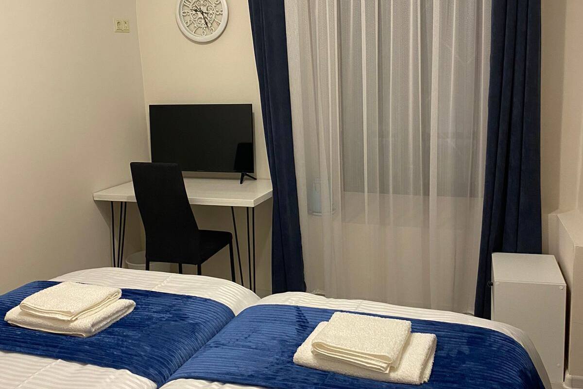 Habitació doble estàndard | Caixa forta a l'habitació, escriptori i cortines opaques 