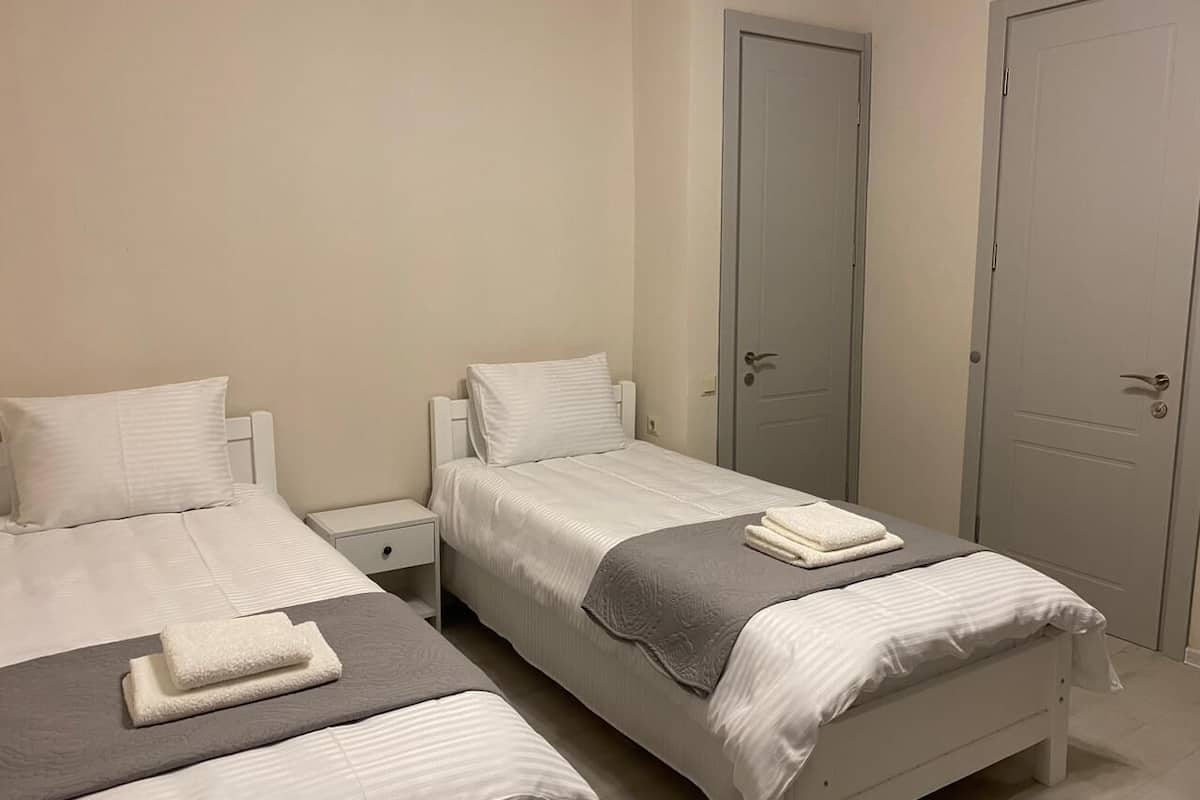 Habitació doble o amb dos llits individuals Comfort | Caixa forta a l'habitació, escriptori i cortines opaques 