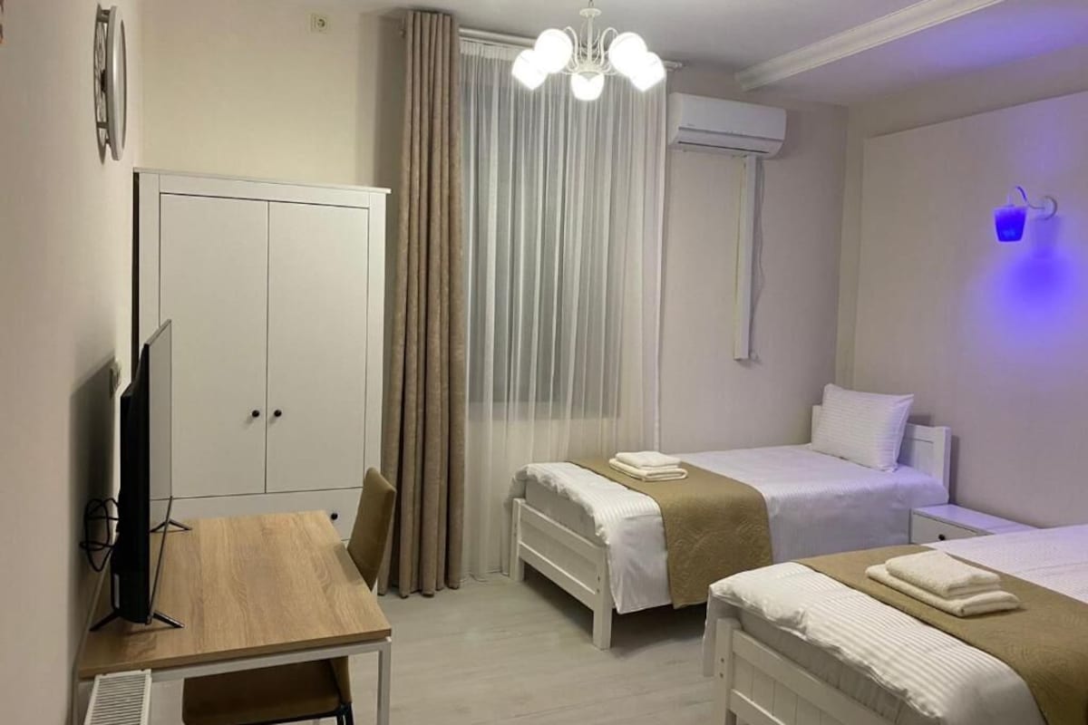 Deluxe Double or Twin Room | In-room safe, desk, blackout drapes, iron/ironing board