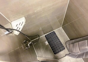 Kahden hengen comfort-huone (yksi tai kaksi sänkyä) | Kylpyhuone | Suihku, hiustenkuivaaja, tohvelit, pyyhkeet