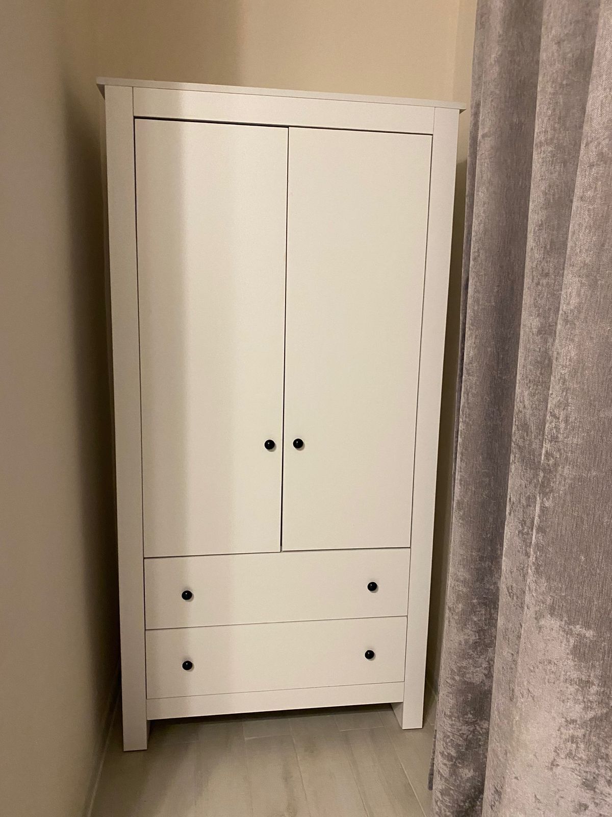 Habitación Confort con 1 cama doble o 2 individuales | Caja fuerte, escritorio, cortinas opacas y tabla de planchar con plancha