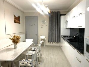 Jääkaappi, mikroaaltouuni, liesi, leivänpaahdin