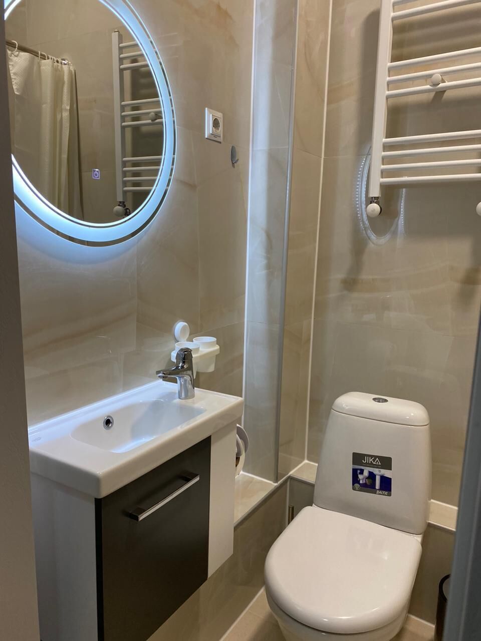 Habitación estándar doble | Baño | Ducha, secador de pelo, zapatillas y toallas