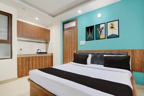 Classic Room | Desk, free WiFi - Collection O DLF Phase 3 (Gurugram)