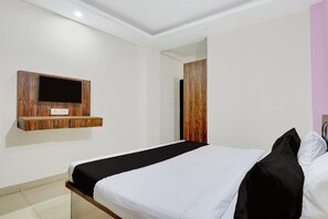 Classic Room | Desk, free WiFi - Collection O DLF Phase 3 (Gurugram)