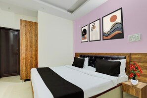 Classic Room | Desk, free WiFi - Collection O DLF Phase 3 (Gurugram)