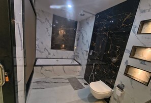 Baño | Amenidades de baño gratuitas, jabón, shampoo, papel de baño 