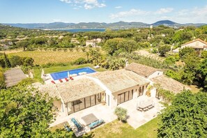 A villa with a swimming pool, outdoor seating, and a view of the sea and mountains. - Luxe: Villa Ocean Whisper 8BR/16P (Saint-Tropez)