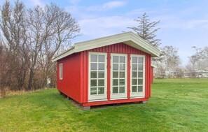 A small, red wooden shed with a gabled roof and large windows. - Stunning home in Samsø with house sea view (Samsø)