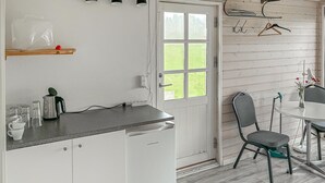 Køleskab, kogeplade, køkkentøj/tallerkener/redskaber