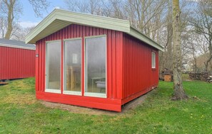 A red wooden cabin with large windows and a sloped roof. - Gorgeous home in Samsø with house sea view (Samsø)