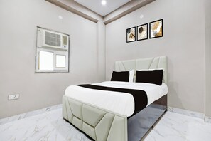 Classic Room | Desk, free WiFi - Collection O Sector 33 Gurgaon (Gurugram)