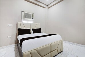 Classic Room | Desk, free WiFi - Collection O Sector 33 Gurgaon (Gurugram)
