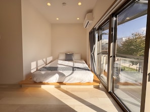 A bedroom with a bed, a window, and a balcony. - Teradamachi (Tennoji Ward)