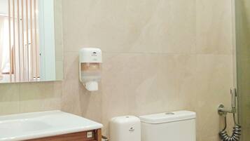 Departamento básico | Baño | Regadera, amenidades de baño gratuitas, secadora de cabello, toallas