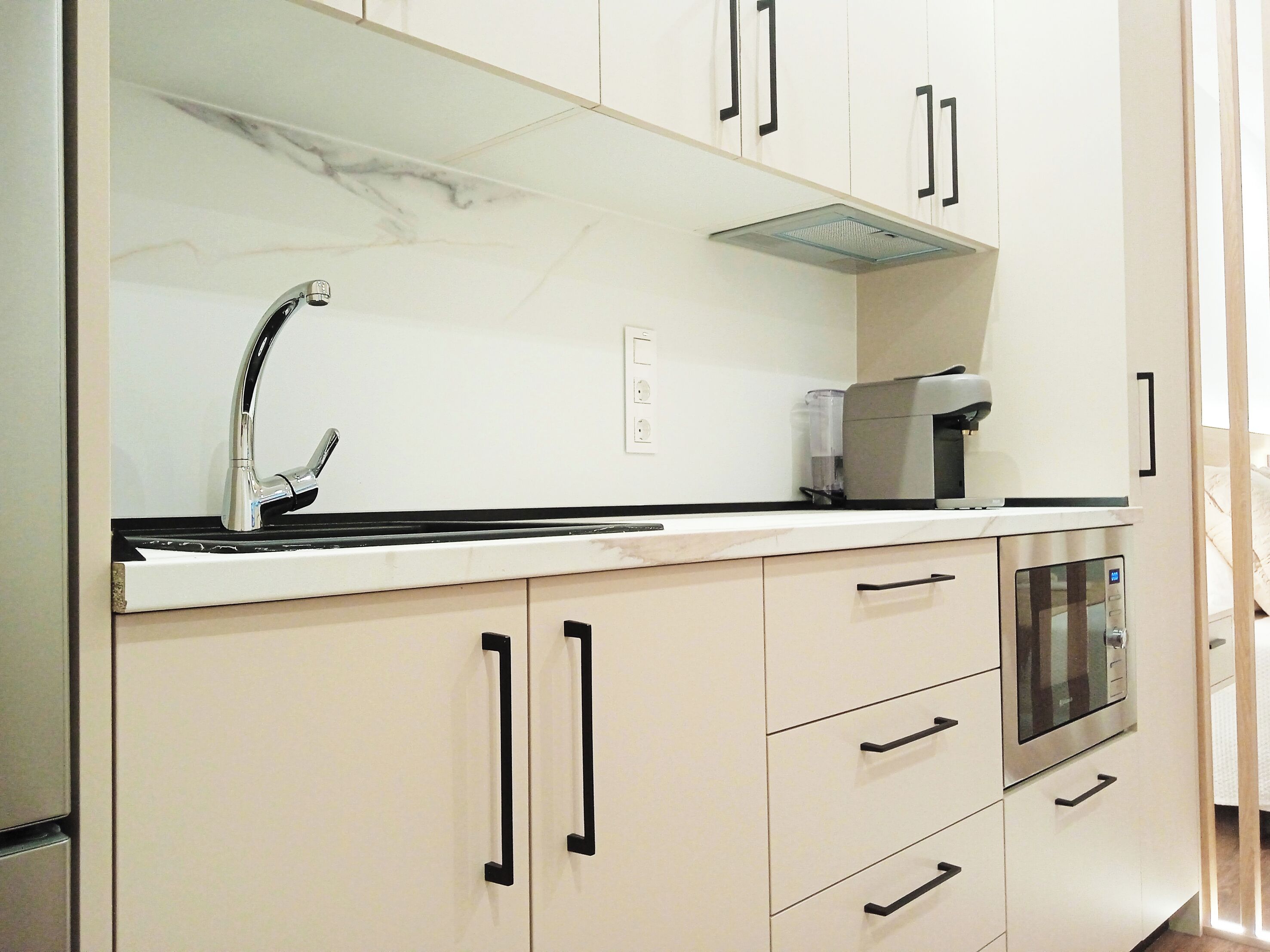 Departamento básico | Cocina privada | Refrigerador con congelador, microondas y parrilla de estufa 