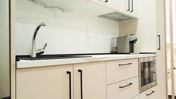 Departamento básico | Cocina privada | Refrigerador con congelador, microondas y parrilla de estufa