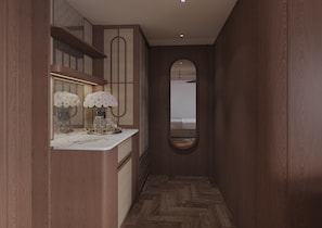 Um corredor com balcão de mármore, espelho e vista para um quarto.