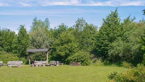 A picnic area with benches and a shelter, surrounded by dense greenery. - Awesome apartment in Ribnitz-Damgarten with WiFi (Ribnitz-Damgarten)
