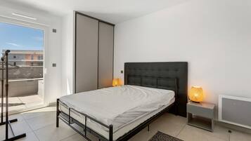 1 habitación, tabla de planchar con plancha, wifi y ropa de cama