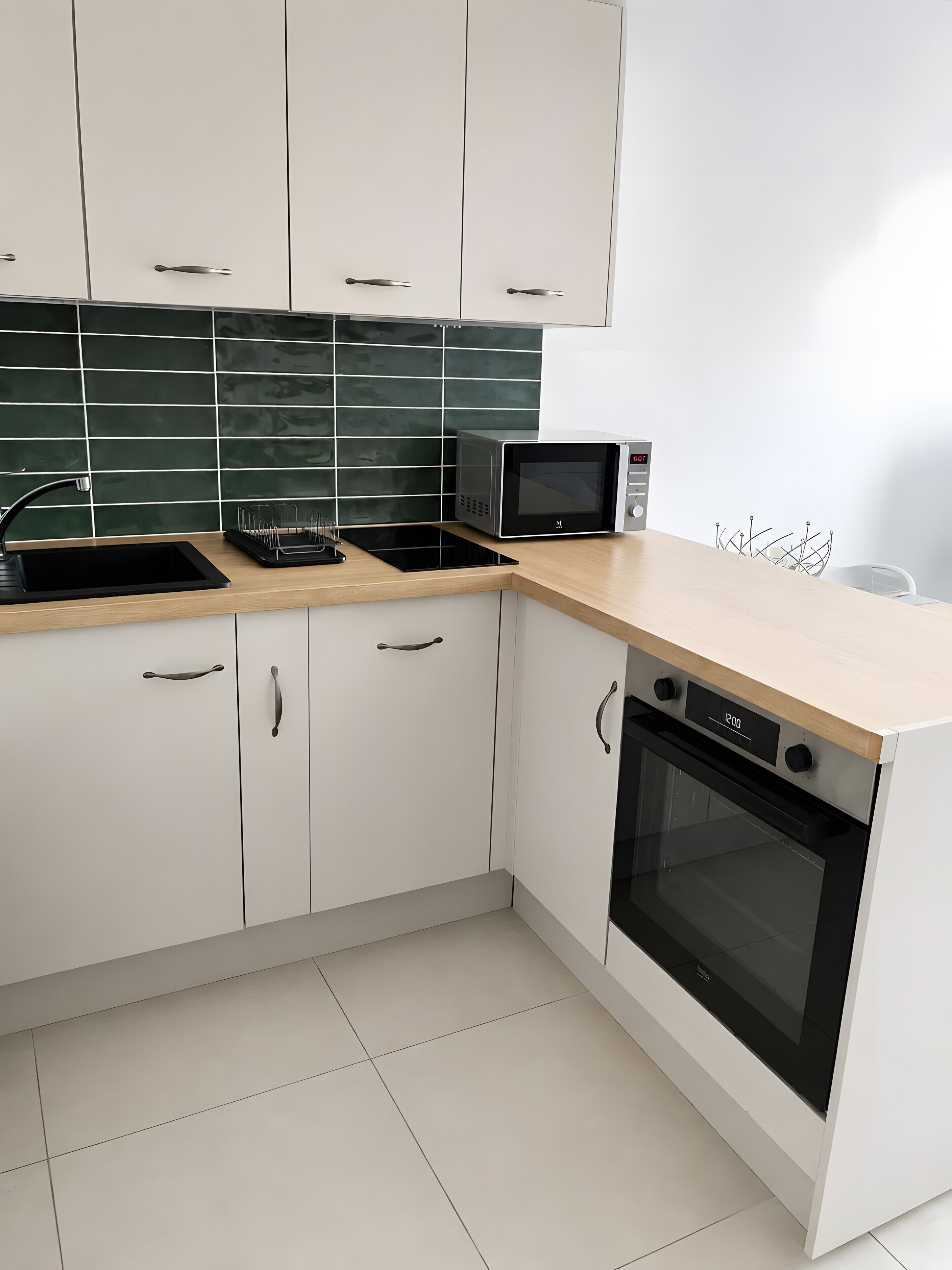 Wasserkocher mit Kaffee-/Teezubehör, Kühlschrank, Mikrowelle, Ofen