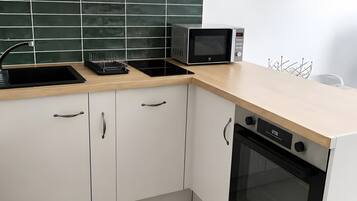 Wasserkocher mit Kaffee-/Teezubehör, Kühlschrank, Mikrowelle, Ofen