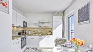 Cafeteira/chaleira, geladeira, micro-ondas, cooktop