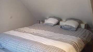 1 slaapkamer, een strijkplank/strijkijzer, wifi, beddengoed