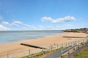 Beach - Apartment Sleeps 6 With Sea Views (Westgate-on-Sea)