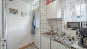 Coffee/tea maker, fridge, stovetop, cookware/dishes/utensils - Nice apartment in Niebüll with WiFi (Niebüll)