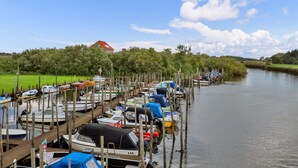 A marina with various boats docked at wooden piers. - Nice apartment in Niebüll with WiFi (Niebüll)