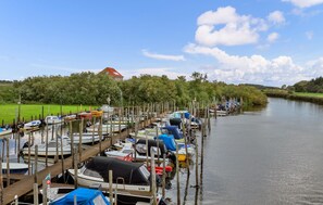 A marina with various boats docked at wooden piers. - Nice apartment in Niebüll with WiFi (Niebüll)