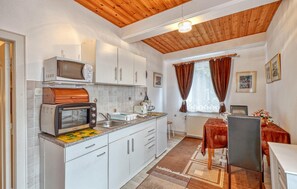 Coffee/tea maker, fridge, microwave, stovetop - Stunning apartment in Galmsbüll with WiFi (Galmsbüll)