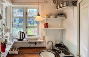 Coffee/tea maker, fridge, stovetop, cookware/dishes/utensils - Beautiful apartment in Humlebæk with WiFi (Humlebæk)