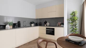 Departamento superior, 1 habitación | Cocina privada | Refrigerador, microondas, horno y parrilla de estufa