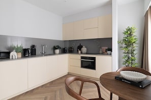 Superior Apartment, 1 Bedroom | Private kitchen | Fridge, microwave, oven, stovetop - Jitaku by Residence Apartments (London)