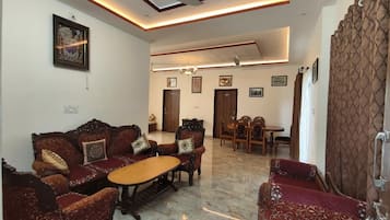 Villa de lujo, vistas a la colina | Interior